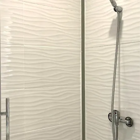 Leyda En Apartment *